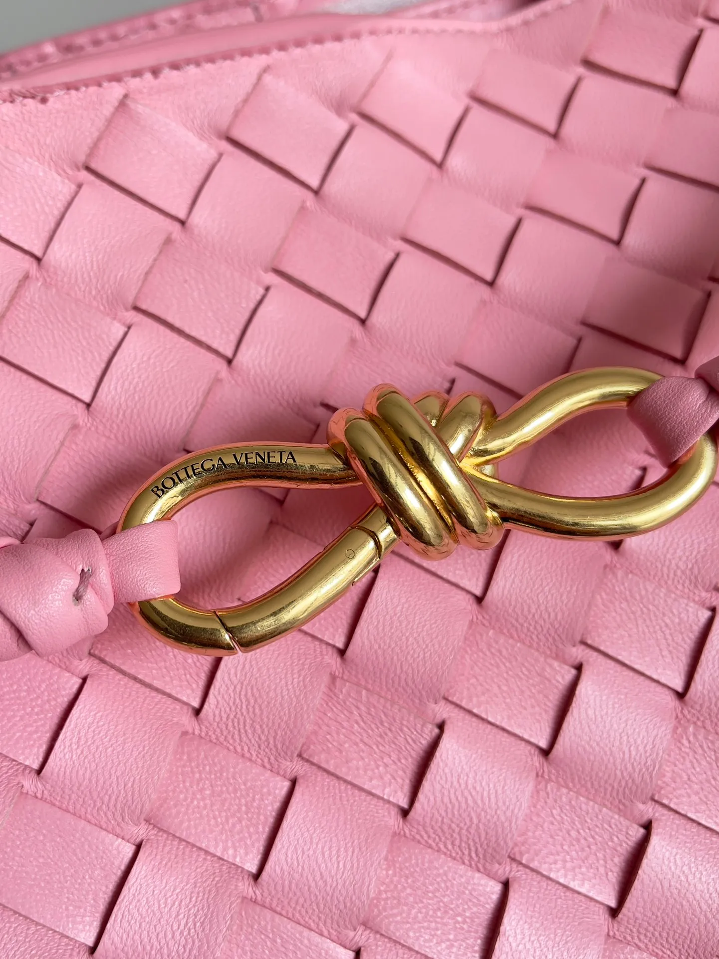 Batch 3760 Recently, the same style of bag that celebrities love is both high-end and practical. Michelle Yeoh, Kim Namjoon, Jing Boran, Tong Liya, Sun Qian, Wu Qianyu, Du Juan, Ma Yili and Bai Baihe are all carrying Bottega Veneta summer series Andiamo handbags. Andiamo has a simple structure and rounded lines. The whole piece is made of Nappa leather. It is comfortable, soft and dynamic. It adds interest to daily life and can be easily matched with various styles. Andiamo handbags are available in three sizes: small, medium and large. There are many colors to choose from, which can meet different needs. You can really carry it whether it is daily or attending events. Style number: 743575 Size: 45*22*34 including handle height 44cm